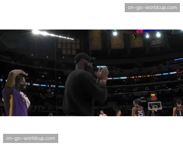 特写：酿酒人队终结者投出101英里速球，三振对手后怒吼庆祝